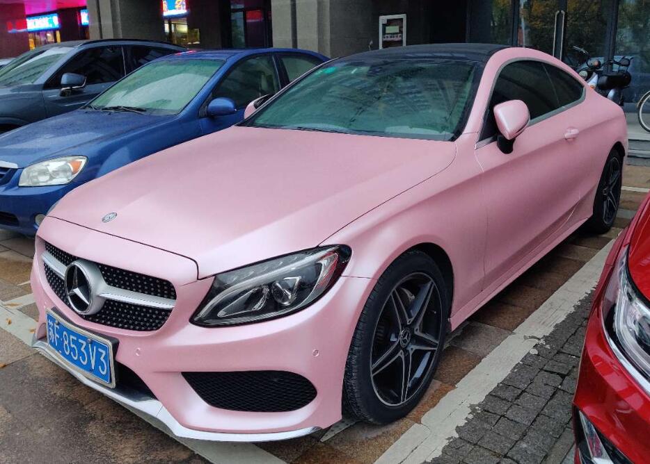 南通如皋街头实拍奔驰双门轿跑，粉红色车身相当醒目！