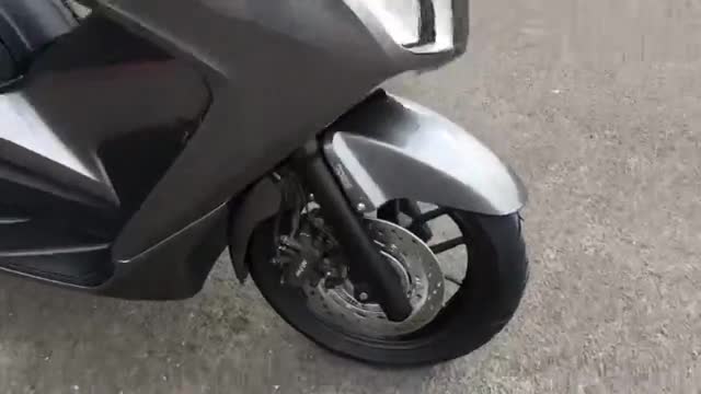 实拍本田经典踏板车“佛沙”，配备ABS，颜值真不赖！