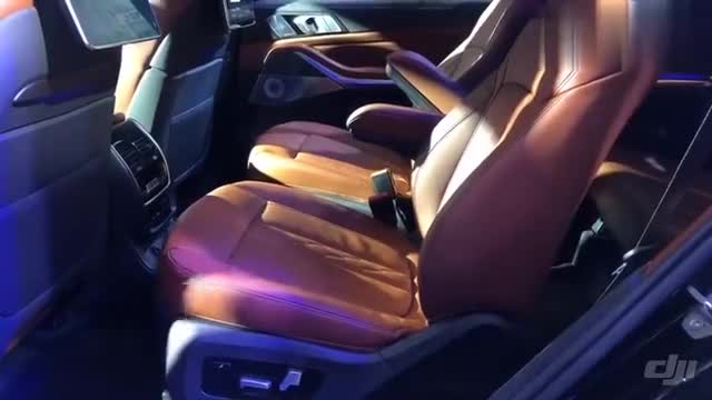 宝马X7的第二排真的太奢侈了！教你如何优雅地坐进宝马X7