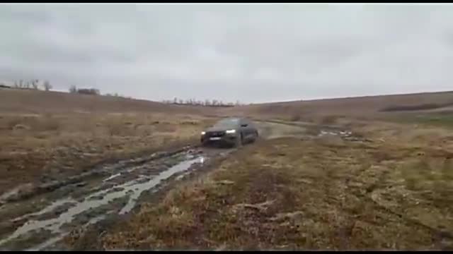 实拍奥迪Q8户外越野挑战，心疼！