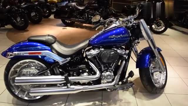 新款哈雷“肥仔”到店实拍，排量1.8升，后轮宽度24厘米，够劲！