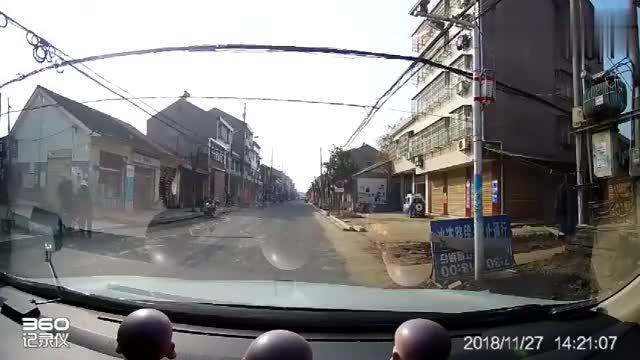 行车记录仪实拍：SUV回农村老家，走到一半就“趴窝”了