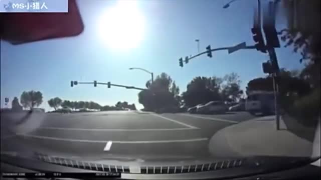 行车记录仪实拍：撞得也太狠了，这车怕是不能再开了！