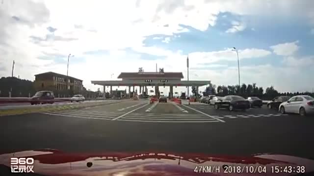 行车记录仪实拍：黑色轿车强行并道，车主这做法网友不同意