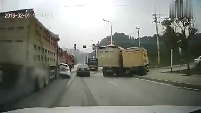 行车记录仪实拍：轿车直接变废铁