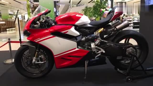 摩托界的“法拉利”，实拍杜卡迪1299，马力超200匹，不要太酷！