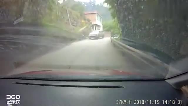 行车记录仪实拍：山间小路，过弯差点被大货车撞飞，根本躲不开