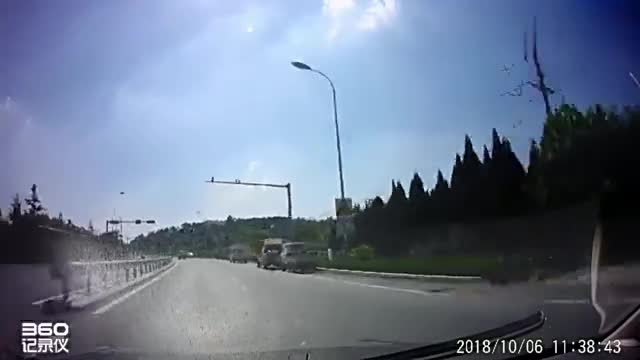 行车记录仪实拍：电动车用尽全力刹车，最后一刻小哥表情很逗