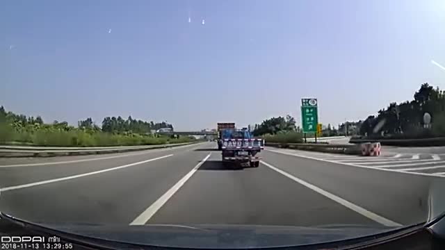 行车记录仪实拍：越野车真厉害，深水超车，下一秒气得想打人