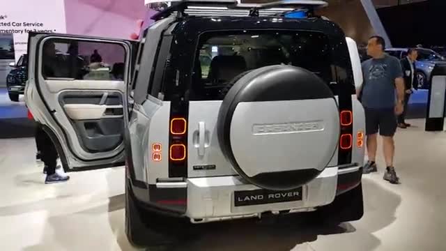 2020款路虎卫士车展实拍，后备箱打开看到内部空间，立刻心动了