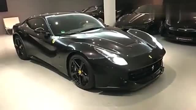 一副按耐不住想跑的样子，实拍黑色法拉利F12