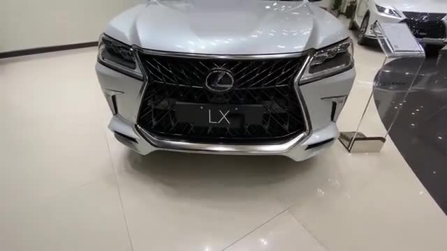 2021款雷克萨斯LX570中东高配版，看到第三排后我放弃了路虎揽胜