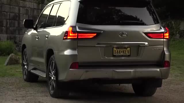 2021款雷克萨斯LX570顶配版实拍，开启后备箱，才是霸气的开始