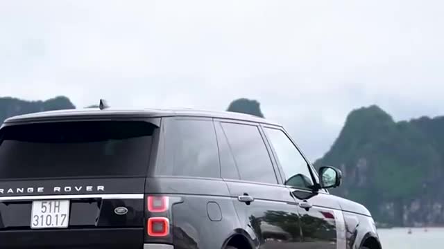 2021款路虎揽胜顶配版LWB实拍，坐进后排开上路，真是一种享受