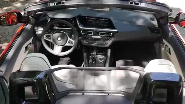 全新宝马z4跑车的驾驶舱的整体展示
