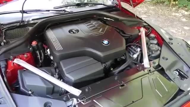 全新宝马z4跑车的发动机舱的细节展示