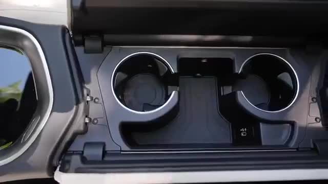 全新宝马z4跑车的车内充电系统的展示