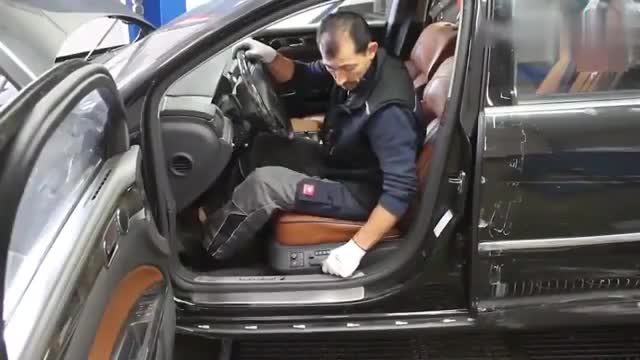 拆开10年前的大众辉腾，看到车门才明白德国制造到底有多强悍