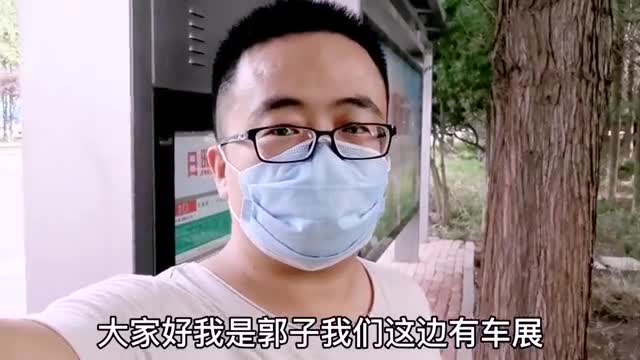 宝骏电动车在车展上很抢眼，那么多人都上去坐坐，被围观了！