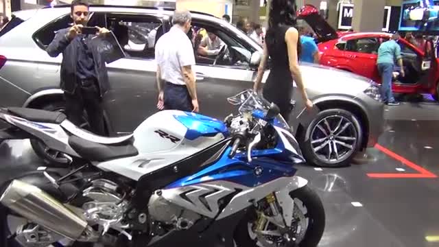 车展实拍新款宝马摩托车，这车要上了赛道才知道有多猛