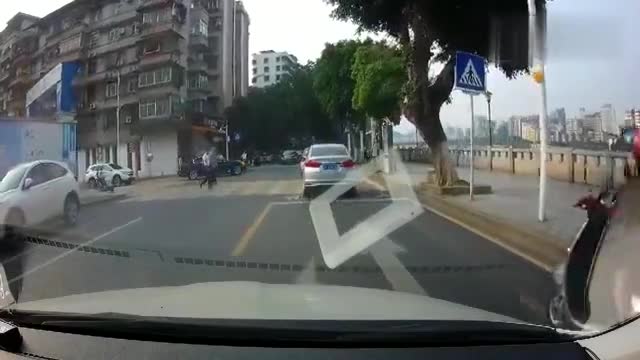 行车记录仪实拍：走着走着，人怎么就倒了！