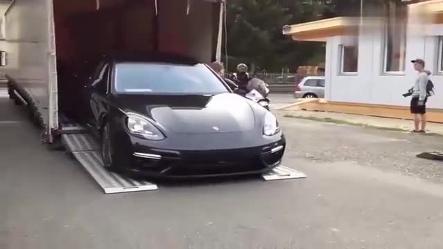 全新保时捷帕拉梅拉正在卸货，看到尾灯时，我心动了