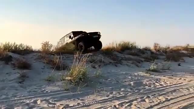 丰田FJ轻松跳跃这悬挂性能还是可以的