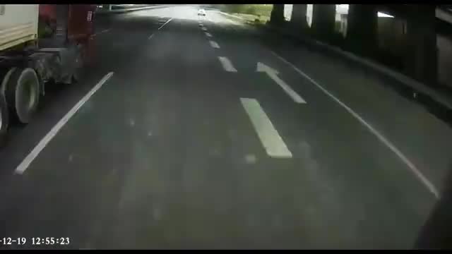 实拍下高速小车“作死”一幕，大货车司机心善，才没出事