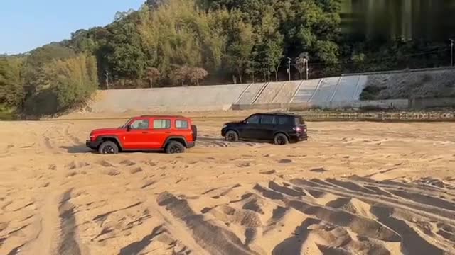 实拍坦克300和日产途乐沙滩越野，看看它们的表现怎么样？