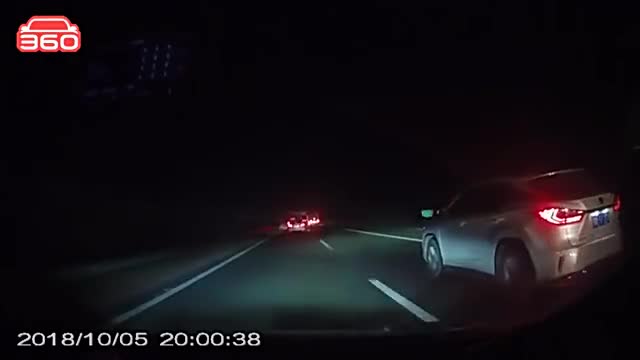 实拍：看蒙了，高速上前车突然刹车，后车竟不减速，驾照捡的？