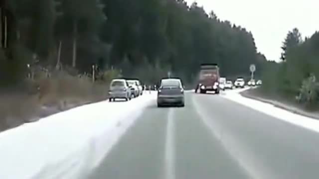 实拍两个轮胎朝汽车飞过来，来得及吗