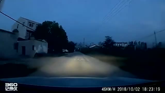 实拍：电动车突然鬼探头，幸好没踩油门，不然恐怕要送上天
