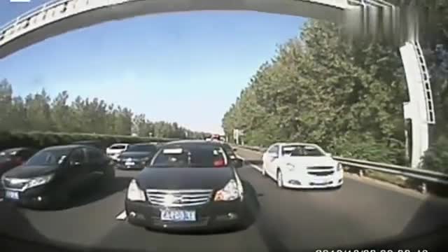 实拍：高速公路遭遇堵车，看到白车司机这技术，我给他满分
