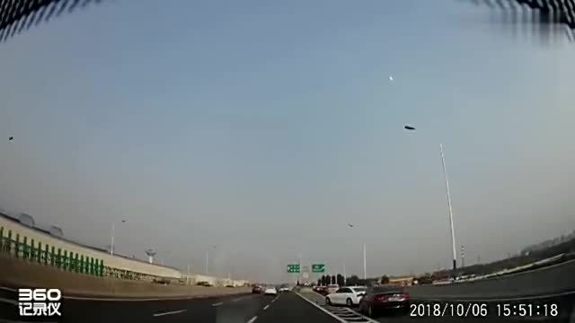 实拍：城市快速路，白色轿车强势变道，网友：就该撞上去