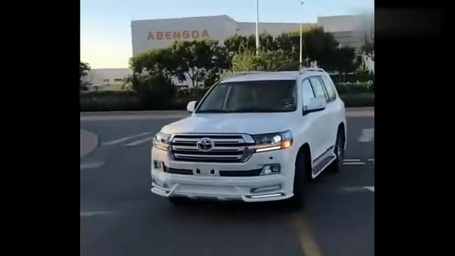 新款兰德酷路泽到手了,大灯全开