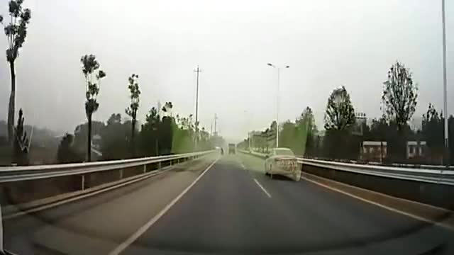 监控实拍：接下来轿车司机太倒霉了，电车母女这不是作孽吗？