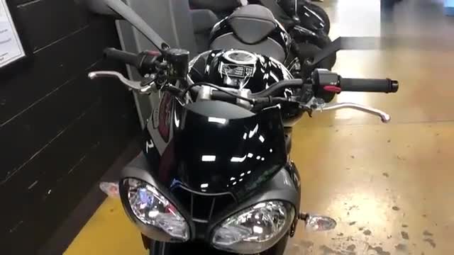 实拍凯旋StreetTripleR,三缸发动机,116
