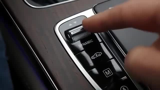 外国小哥演示全新奔驰GLC的中控区