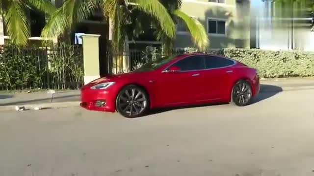 不轻易把超跑放眼里，实拍特斯拉Mo