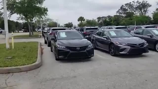 19款丰田凯美瑞到港实拍，看了多个颜色版本要不要来一款自己定