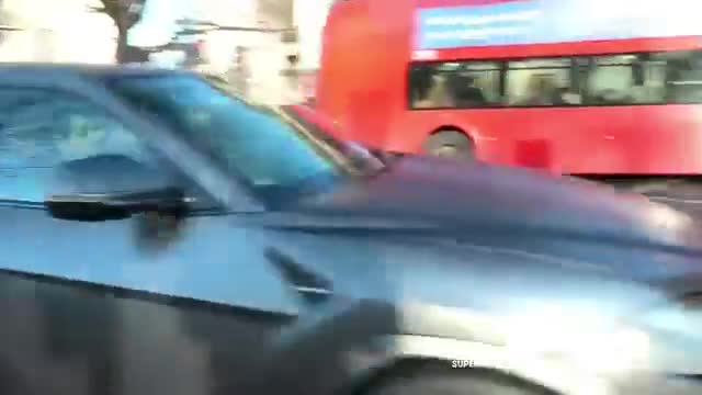 车身姿态颇为时尚的跑车实拍有