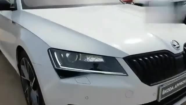 大气运动型旅行车，实拍白色斯柯