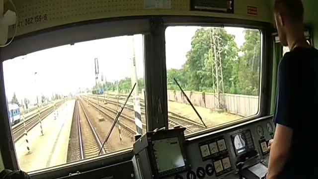 火车驾驶室原来驾驶员是这样开车的大开眼界