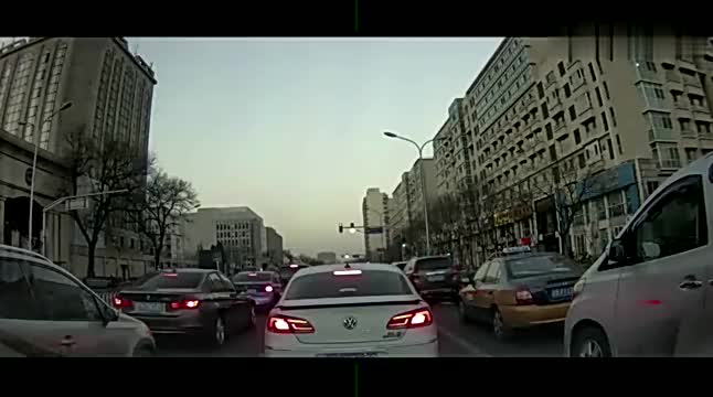 行车记录仪实拍：男子马路中间和女子动手，真是嫌命长