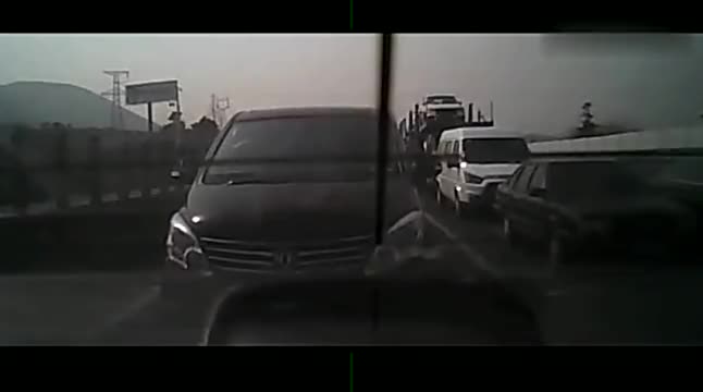 行车记录仪实拍：让你“狂”，就是不让你。事故结果一出就傻了