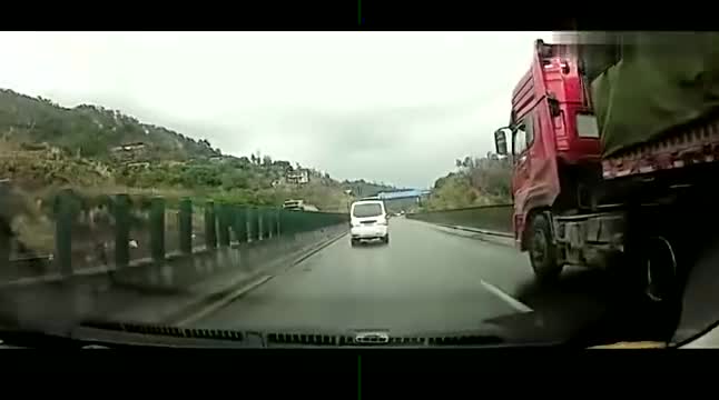 车祸行车记录仪实拍，高速行车，突然来个360度漂移！