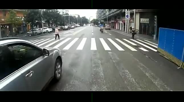 行车记录仪实拍：好司机真的很多，网友：差劲的司机也不少