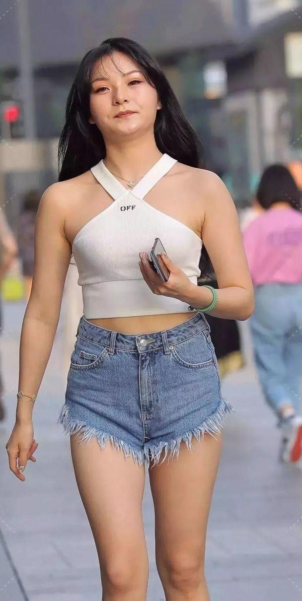 街拍美女极品热裤美腿小姐姐