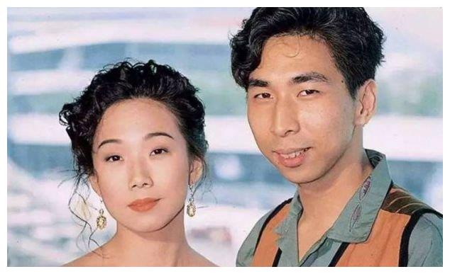她是香港歌唱天后,曾拒绝李宗盛的追求,今54岁未婚还身陷三角恋
