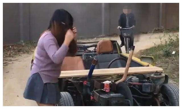 这女司机真牛,把拖拉机改成超跑,看到车钥匙我服气了